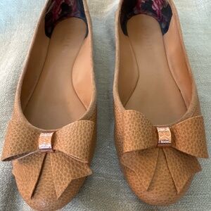 Flats with bows